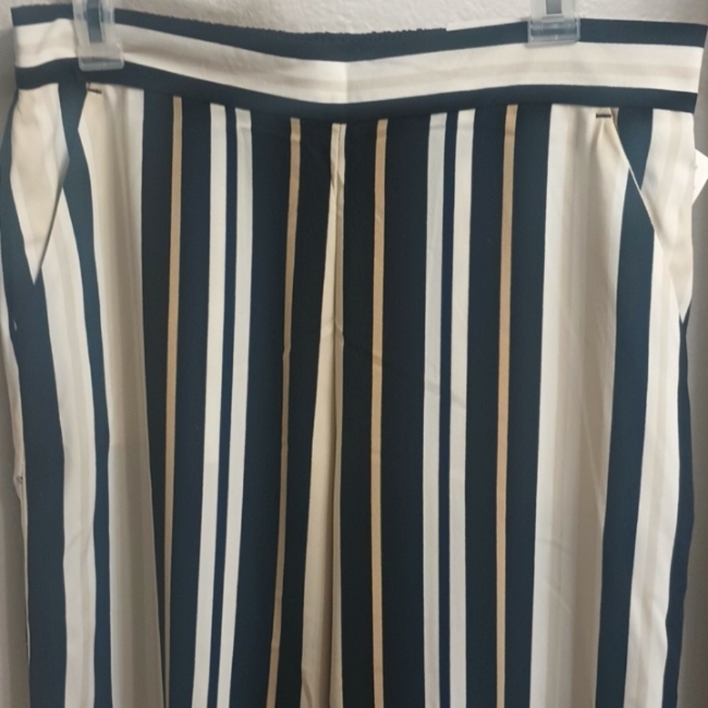 Loft wide leg crop mid rise. Size medium